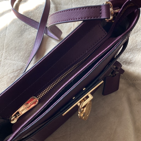 MICHAEL KORS HAMILTON TRAVELER PLUM MINI MESSENGER - Picture 8 of 8